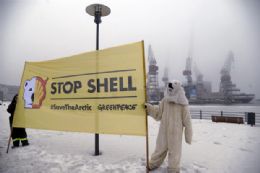 Ativistas ocupam navios em porto da Finlndia em protesto contra a Shell