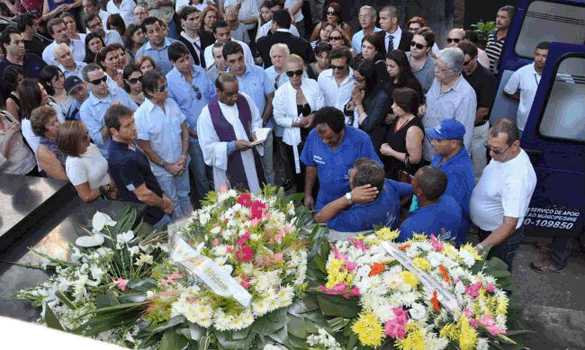 Roberto Carlos vai ao enterro da filha mais velha e incosolvel chora muito