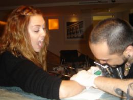 Miley Cyrus fez uma tatuagem no pulso no Brasil. Veja as fotos!