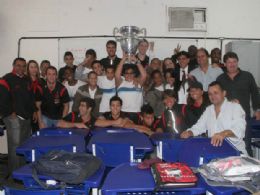 Atletas do Flamengo do brindes a alunos de escola em Realengo