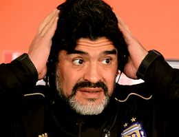 Maradona elogia estreia do Brasil e confirma Vern fora do jogo de quinta