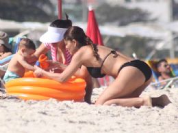 Juliana Paes vai  praia no Rio com o filho e mostra boa forma ps-parto