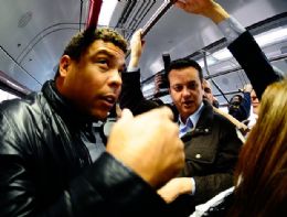 Assediado por fs e polticos, Ronaldo  a estrela no trem para Itaquera