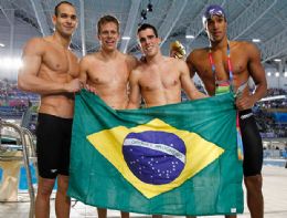 Cielo volta  piscina e comanda o Brasil no ouro do 4x100m livre