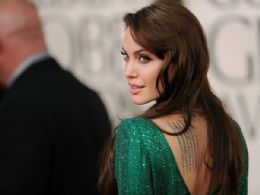 Com decote nas costas, Angelina Jolie exibe tatuagem no Globo de Ouro