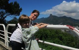 Luise Wischermann, ex-paquita, com o filho, Oliver, no Po de Acar, no Rio