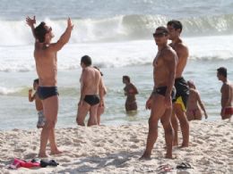 Diego Hyplito aproveitou a tarde desta tera-feira (17) para aproveitar a praia com os amigos