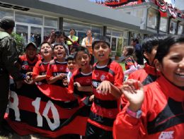 Crianas rubro-negras fazem festa para receber o Flamengo
