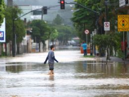 Chuva em Vespasiano (MG) transbordou o Ribeiro da Mata na sexta-feira (16).