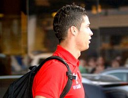 De cara fechada, Cristiano Ronaldo evita a imprensa no desembarque