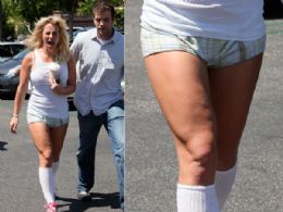 Descabelada e de microshort, Britney Spears exibe as celulites em passeio