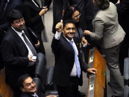 Tiririca erra, vota pelo aumento do mnimo de R$ 600 e contraria partido