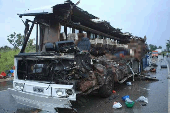 Batida entre nibus e carreta deixa 15 mortos na BR-040, confirma PRF  veja fotos