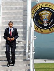 Barack Obama chega de avio a Indiana; visita provocou protestos