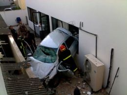 Vtimas de carro que caiu de prdio continuam em hospital de Salvador