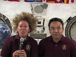 Astronautas do parabns s selees femininas de Japo e EUA