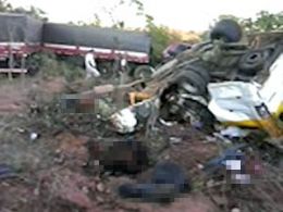 Acidente mata 9 passageiros de uma van a caminho de enterro na BR-349