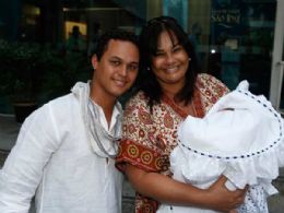 Solange Couto deixa a maternidade com o filho recm-nascido