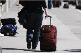 Companhias areas estudam pesar bagagem de mo dos passageiros