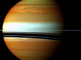 Este mosaico mostra a cauda da enorme tempestade de 200 dias que envolveu Saturno