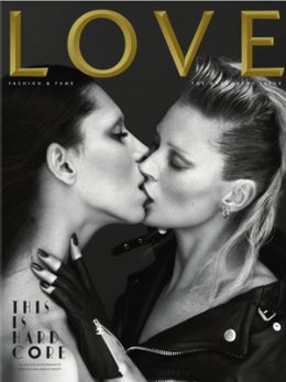 Modelo transexual brasileira beija Kate Moss em capa de revista