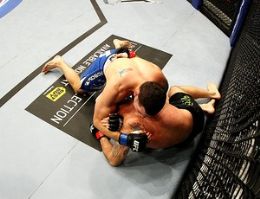 Chris Weidman aplica o tringulo de mo em Tom Lawlor no UFC 139