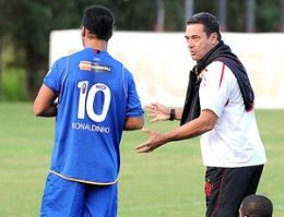Ronaldinho e Luxemburgo no treino do Flamengo