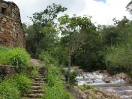 Construo abandonada ao lado de cachoeira em rea de Brazlndia, no Distrito Federal