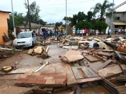 Destroos de casas danificadas ou destrudas pelas chuvas enchem as ruas de Florestal, em MG