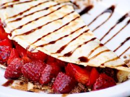 Combine chocolate com morango em crepe doce