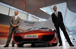 Pilotos da McLaren apresentam novo carro esportivo da montadora