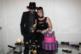 Ex-BBB Mayara comemora casamento em festa fetichista
