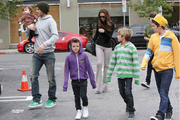 David Beckham leva todos os filhos para almoar em restaurante; amplie