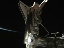 nibus espacial Endeavour chega  Estao Espacial Internacional