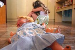 Quatro em cada dez crianas vtimas de abuso sexual foram agredidas pelo prprio pai, diz pesquisa