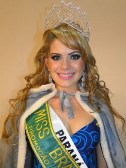 Paranaense  eleita Miss Brasil Globo e comemora com tias no Paraguai