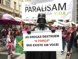 Manifestantes se renem em Curitiba para marcha contra as drogas