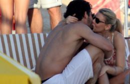 Alexandre Pato e Brbara Berlusconi trocam beijos apaixonados na praia