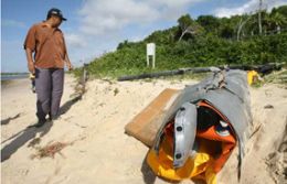 Destroo do helicptero  encontrado na praia