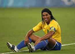 Ronaldinho Gacho  convocado e volta  Seleo aps nove meses