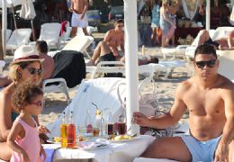 Ronaldo e Bia Antony curtem praia em Ibiza com a filha