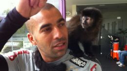 Emerson  e macaca Cuta foram clicados pelo assessor  de imprensa no treino