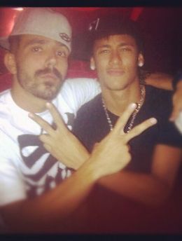 Neymar posa para foto com amigo durante festa realizada em So Paulo