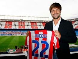 Diego recebe camisa 22 do Atltico de Madri e promete vaga na Champions