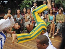 Michelle Obama assiste shows de capoeira e msica em Braslia