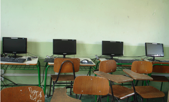 Em desuso, mquinas ficam nas salas de aula pela falta de sala de informtica
