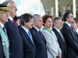 Em evento militar, Dilma destaca democracia brasileira