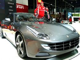 Massa faz visita ao estande da Ferrari no Salo do Automvel de Xangai