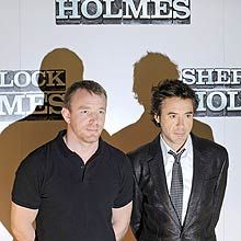 Guy Ritchie e Robert Downey Jr. durante sesso de fotos do filme