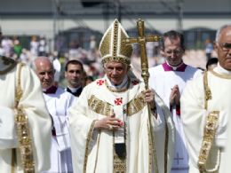 Papa visita San Marino e diz se preocupar com a crise e os jovens